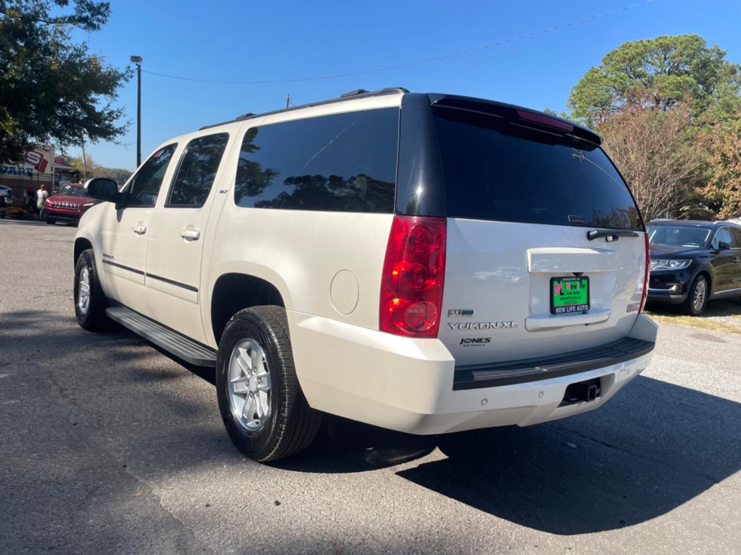 2012 WHITE GMC YUKON XL 1500 SLT (1GKS1LE07CR) with an 5.3L engine, Automatic transmission, located at 5103 Dorchester Rd., Charleston, SC, 29418-5607, (843) 767-1122, 36.245171, -115.228050 - Photo#4